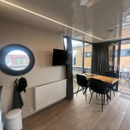 Sanches View Botel *