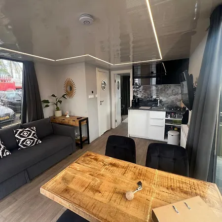 Winter Escape At Houseboat Sanches View