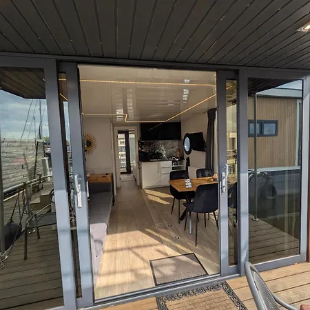 Πλωτό κατάλυμα Winter Escape At Houseboat Sanches View