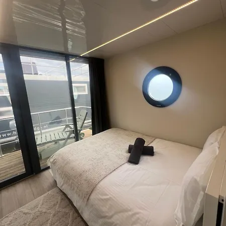 Winter Escape At Houseboat Sanches View Πλωτό κατάλυμα