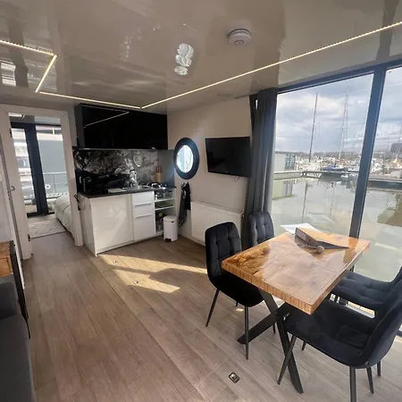 Winter Escape At Houseboat Sanches View *